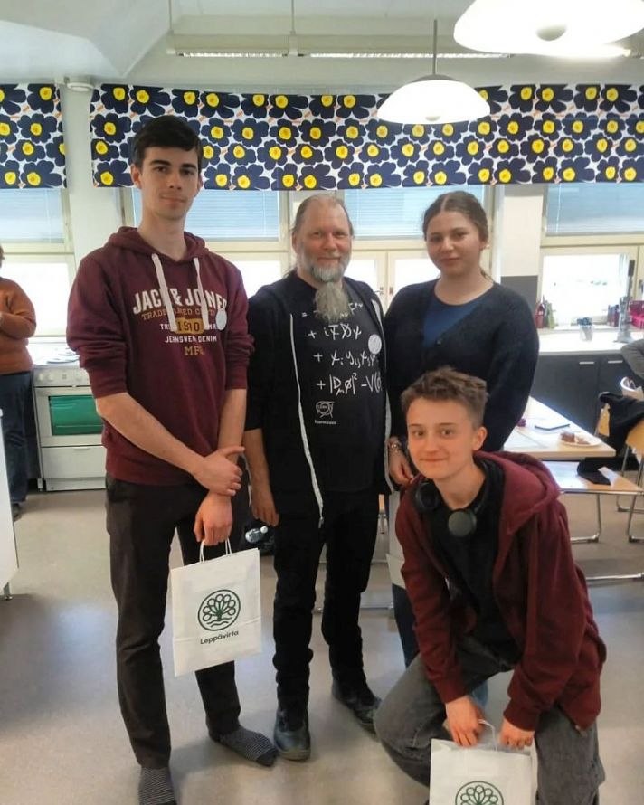 Tři studenti GJW s finským učitelem během programu Erasmus