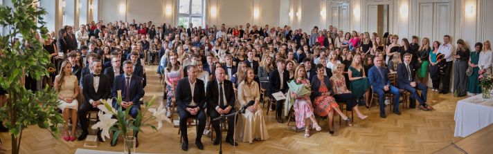 aula při slavnostním předávání maturitních vysvědčení