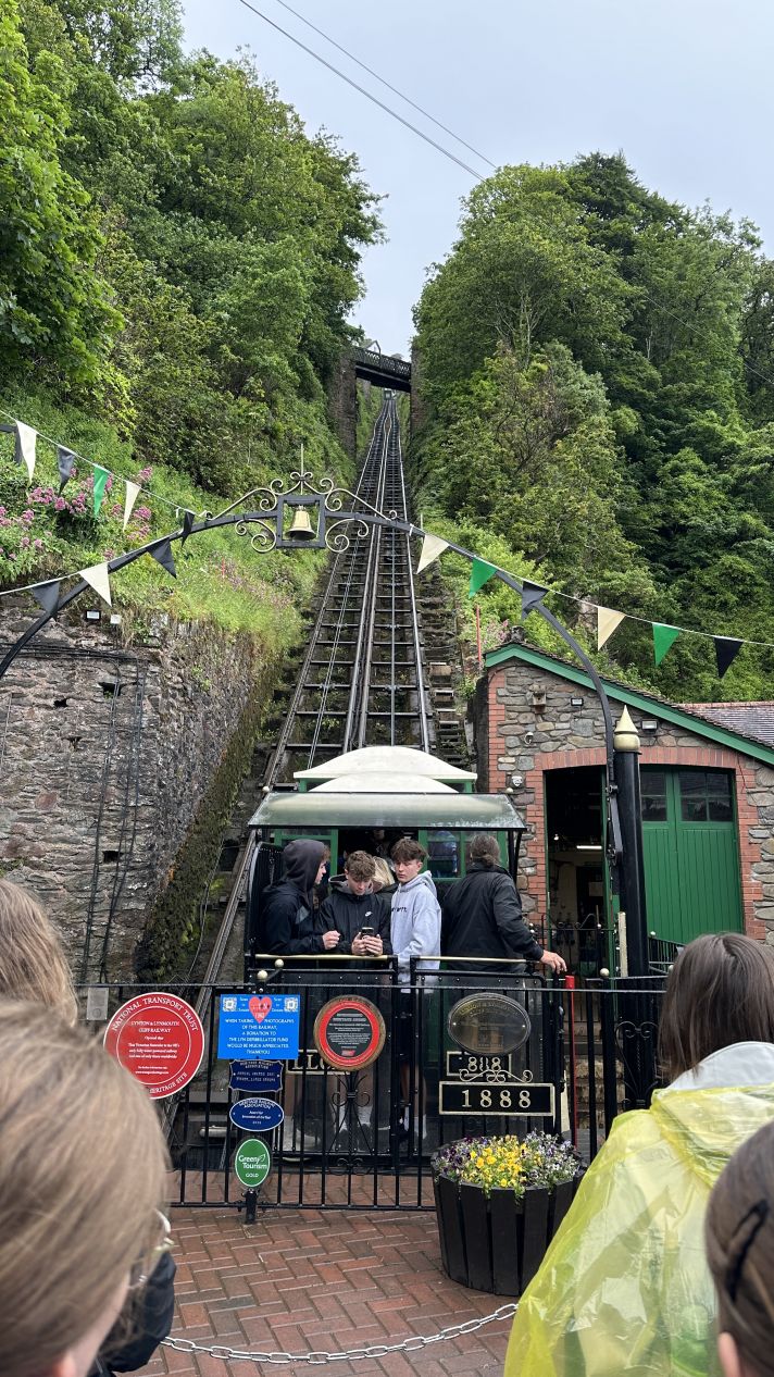 Studenti na zahraničním výjezdu - Cliff railway