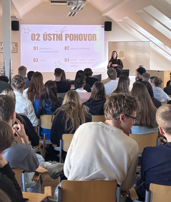 Fotka z Akademického týdne, přednášející a studentské publikum