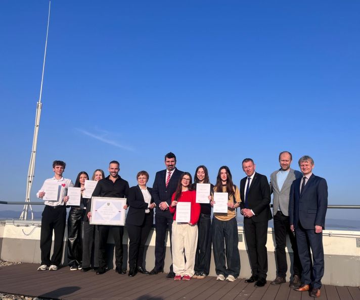 Účastníci soutěže s organizátory